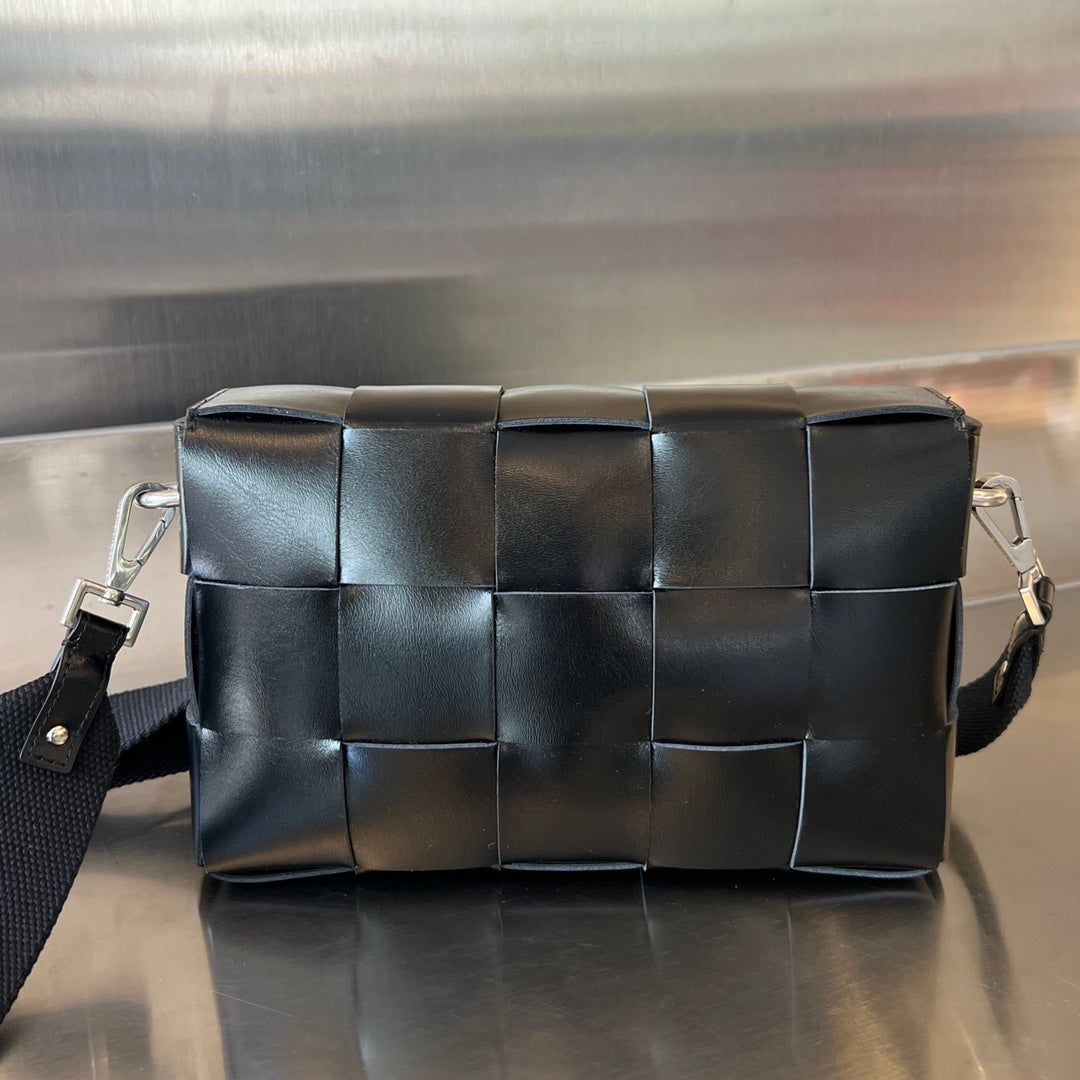 Bottega Veneta CASSETTE 23 BLACK CALFSKIN WITH VERSATILE STRAP