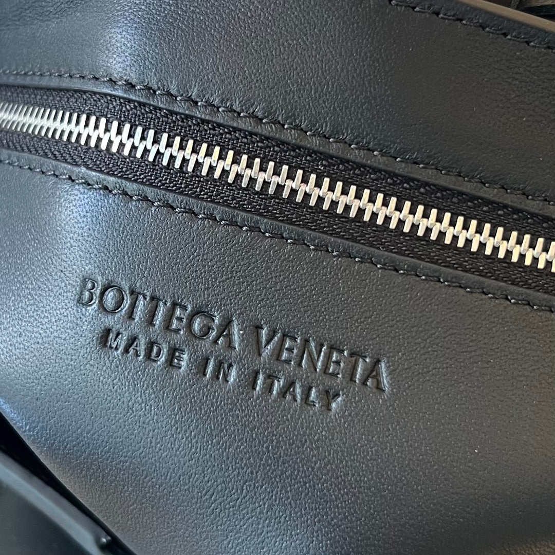 Bottega Veneta CASSETTE 23 BLACK CALFSKIN WITH VERSATILE STRAP