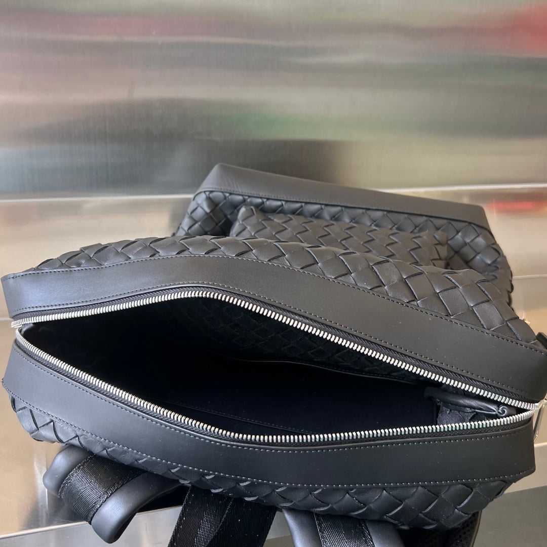 Bottega Veneta BACKPACK 42 IN BLACK CALFSKIN
