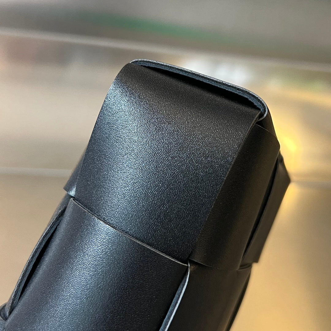 Bottega Veneta PHONE BAG 18 IN BLACK LAMBSKIN