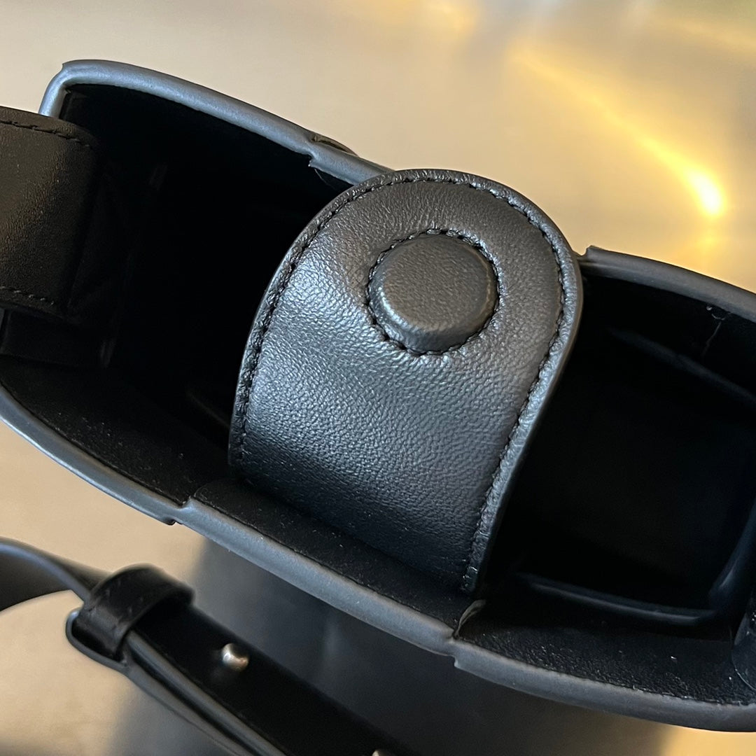 Bottega Veneta PHONE BAG 18 IN BLACK LAMBSKIN