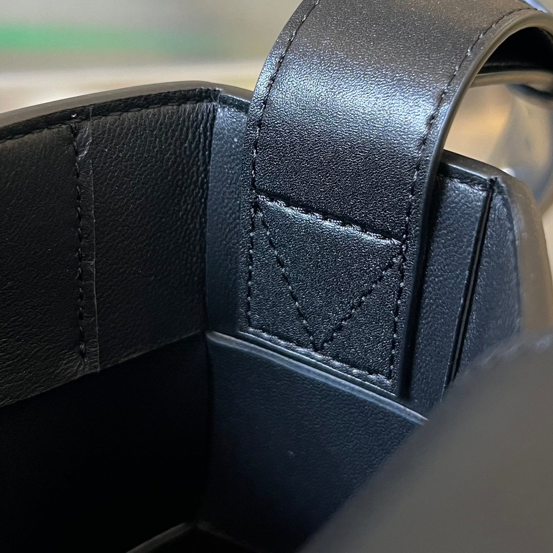 Bottega Veneta PHONE BAG 18 IN BLACK LAMBSKIN