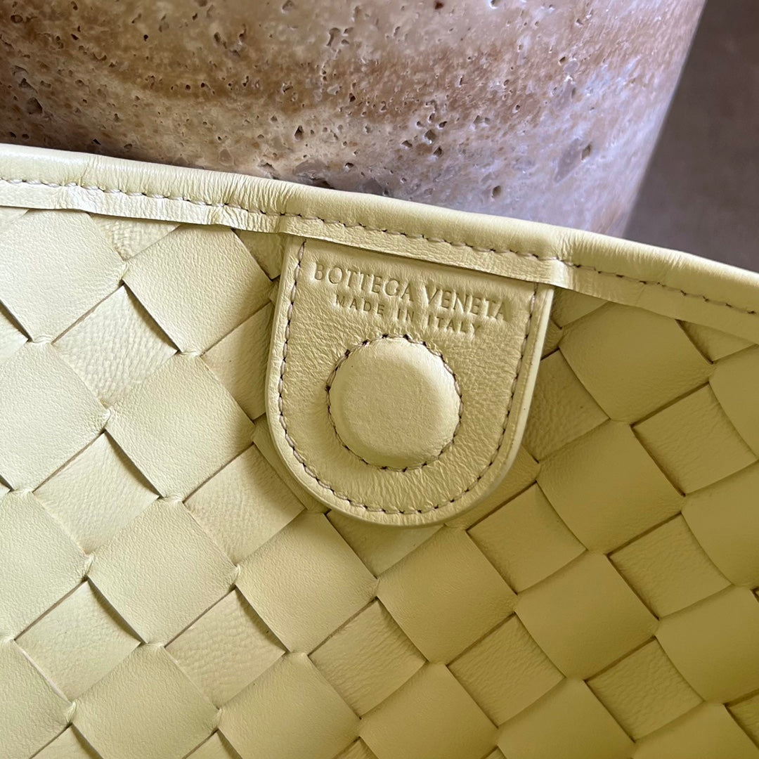 Bottega Veneta SARDINE 33 WITH CHAIN IN YELLOW CREAM LAMBSKIN