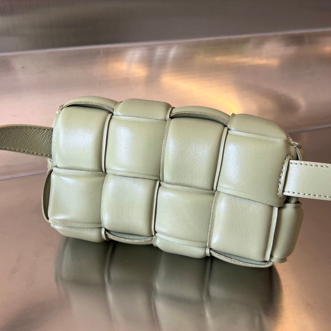 Bottega Veneta MINI CASSETTE 18 IN WHITE CREAM LAMBSKIN