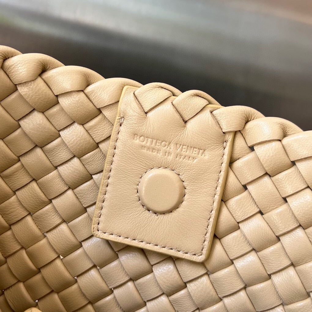 Bottega Veneta SMALL CLICKER 27 BEIGE LAMBSKIN