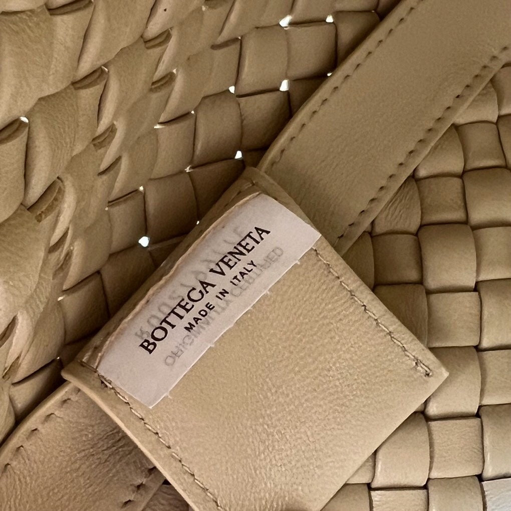 Bottega Veneta SMALL CLICKER 27 BEIGE LAMBSKIN