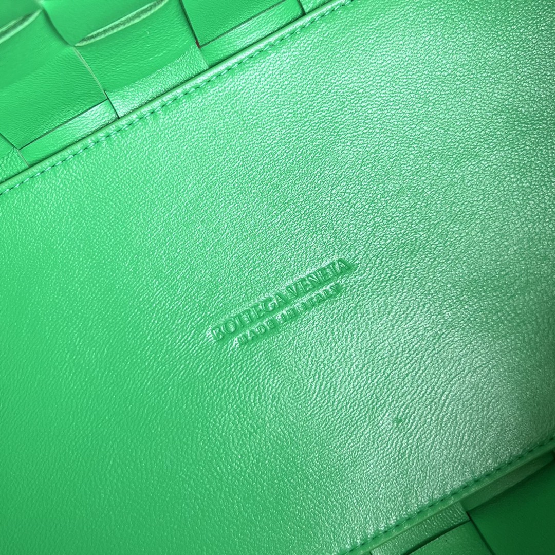 Bottega Veneta MEDIUM 28 CASSETTE LIGHT GREEN LAMBSKIN