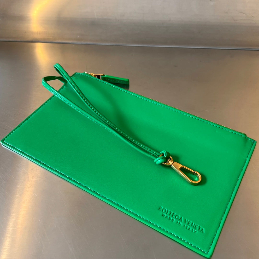 Bottega Veneta MEDIUM 28 CASSETTE LIGHT GREEN LAMBSKIN