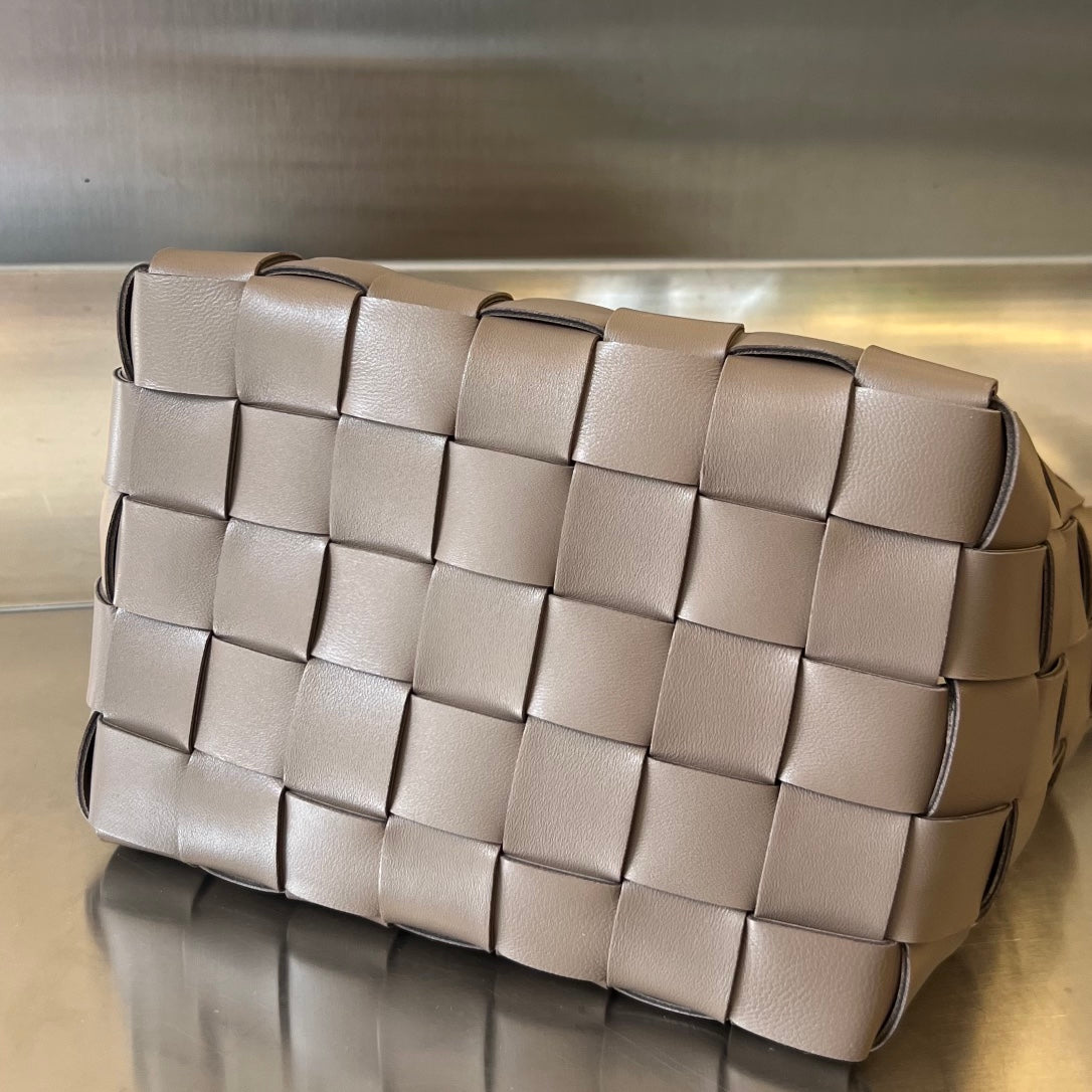 Bottega Veneta SMALL 22 CASSETTE IN CAMEL BROWN LAMBSKIN