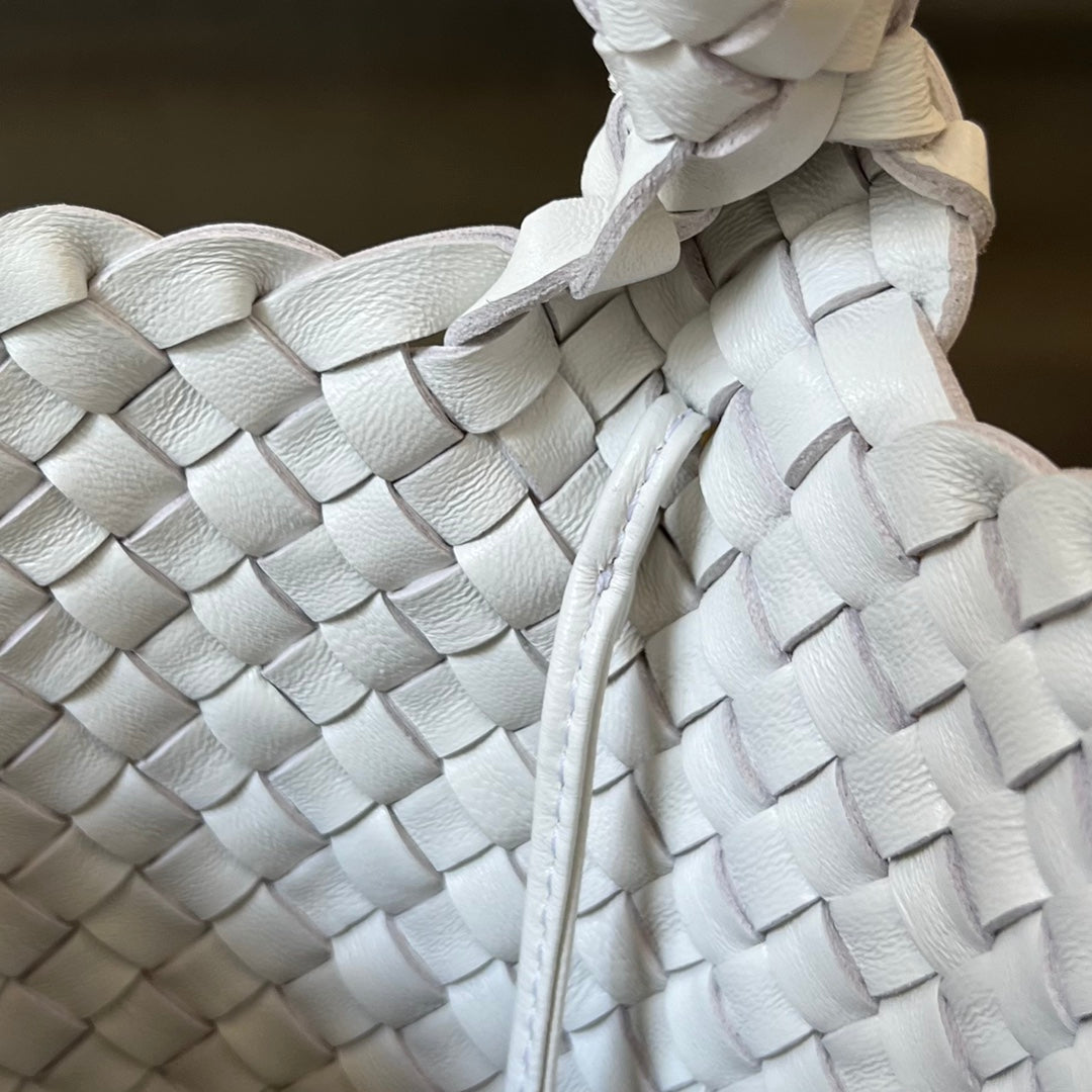 Bottega Veneta CABAT BUCKET 35 IN WHITE LAMBSKIN