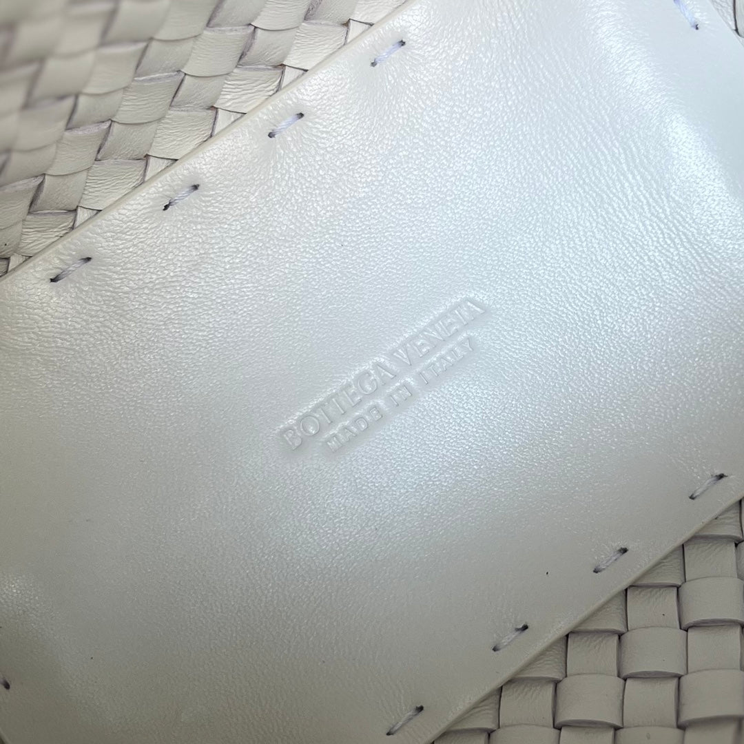 Bottega Veneta CABAT BUCKET 35 IN WHITE LAMBSKIN