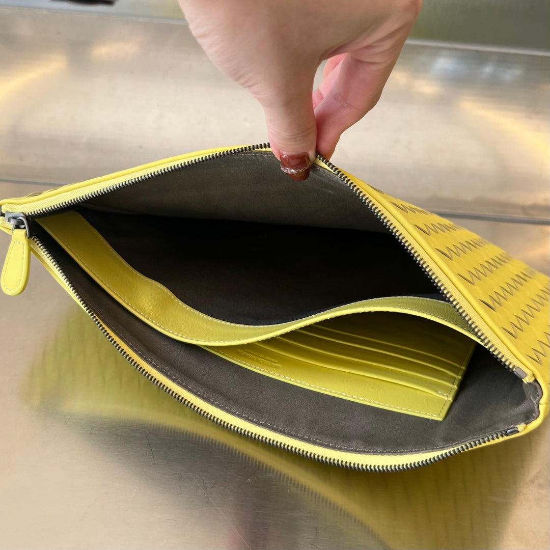 Bottega Veneta INTRECCIATO 30 IN LIGHT YELLOW LAMBSKIN