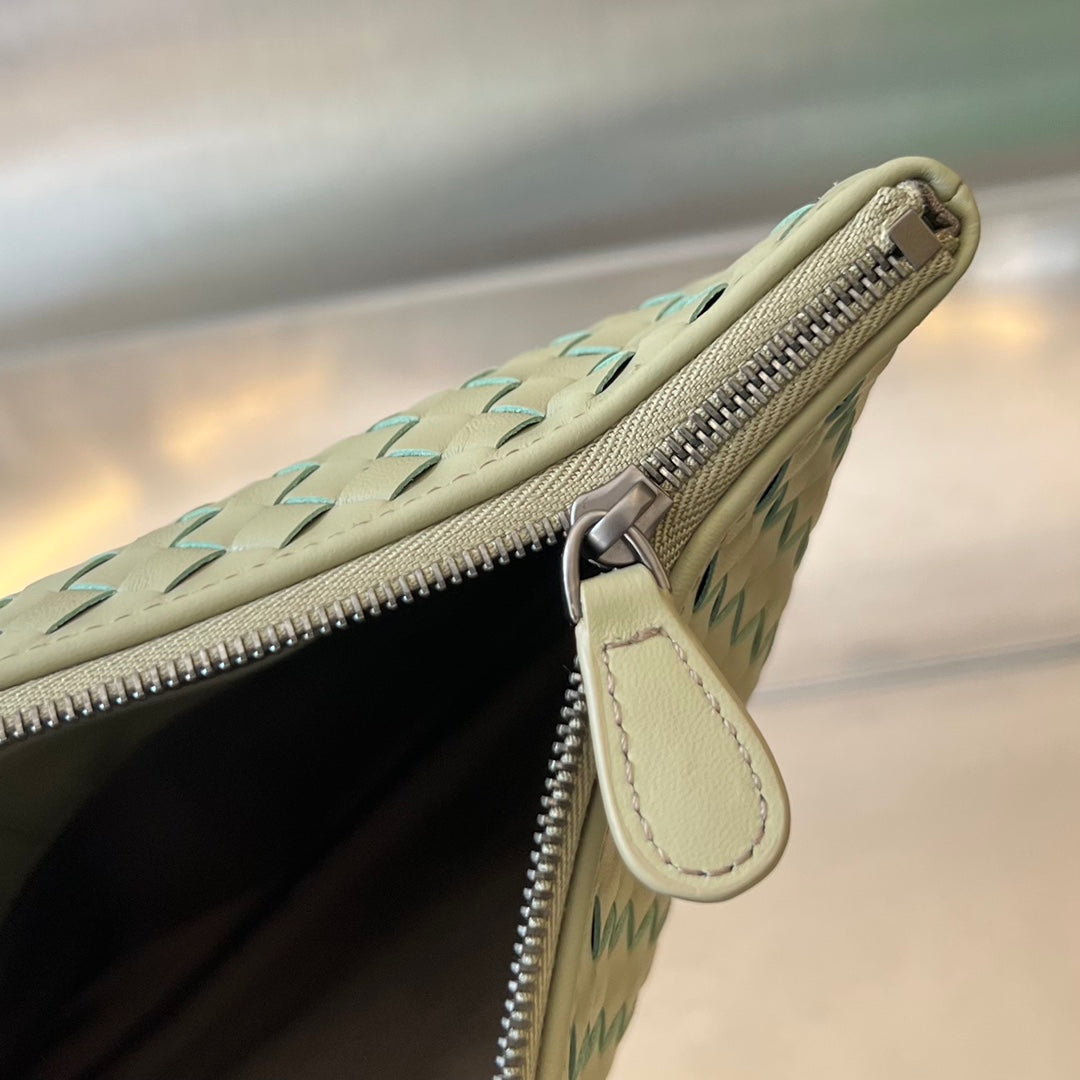 Bottega Veneta INTRECCIATO 30 IN LIGHT GREY LAMBSKIN