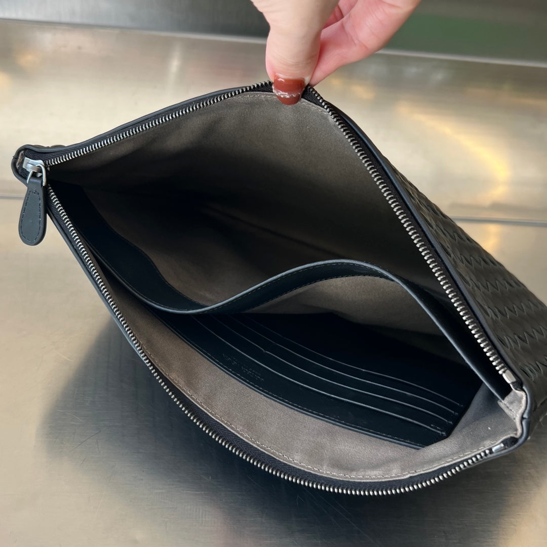 Bottega Veneta INTRECCIATO 30 IN BLACK LAMBSKIN