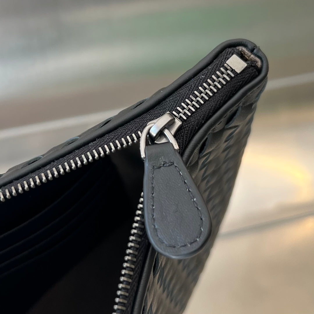 Bottega Veneta INTRECCIATO 30 IN BLACK LAMBSKIN