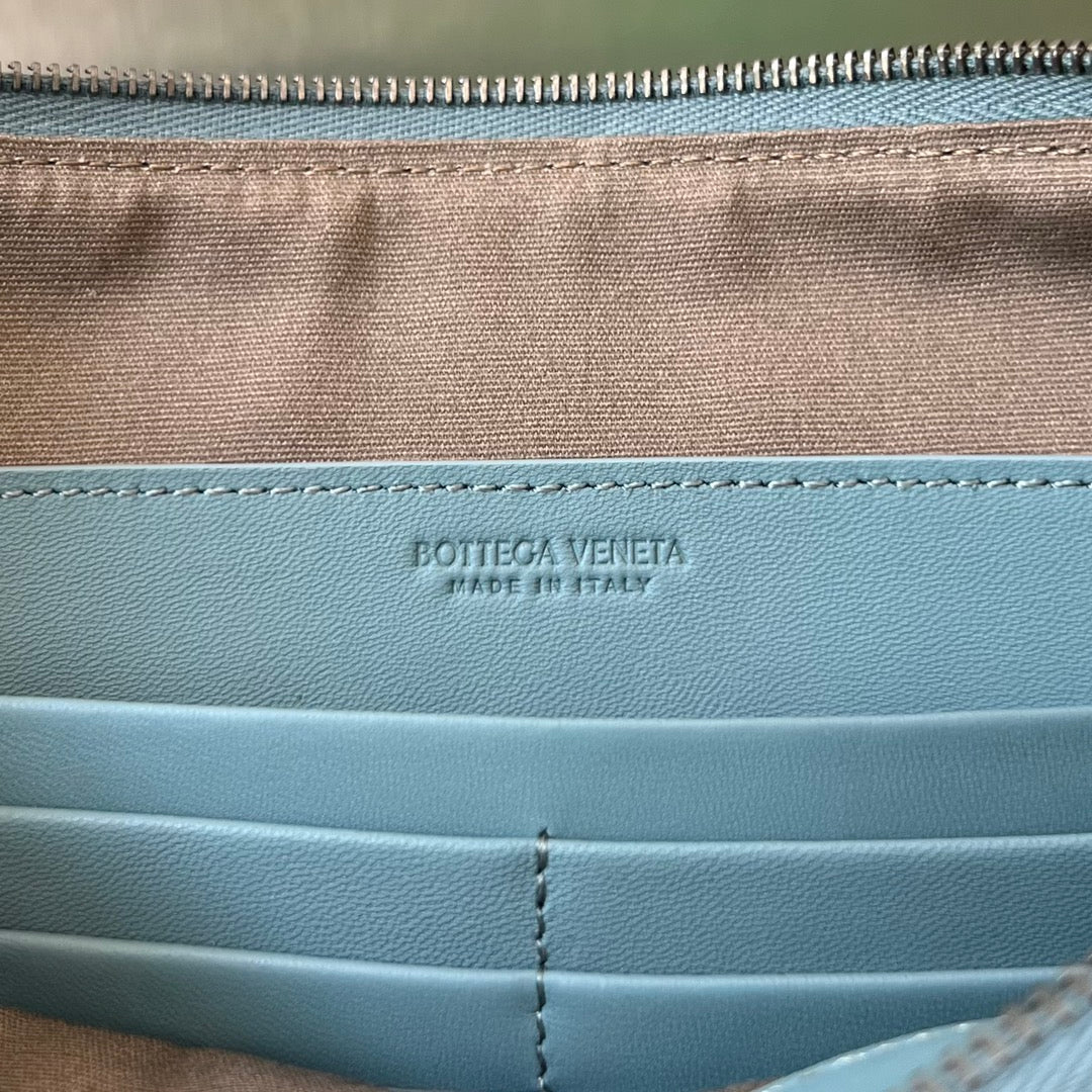 Bottega Veneta INTRECCIATO 30 IN SKY BLUE LAMBSKIN