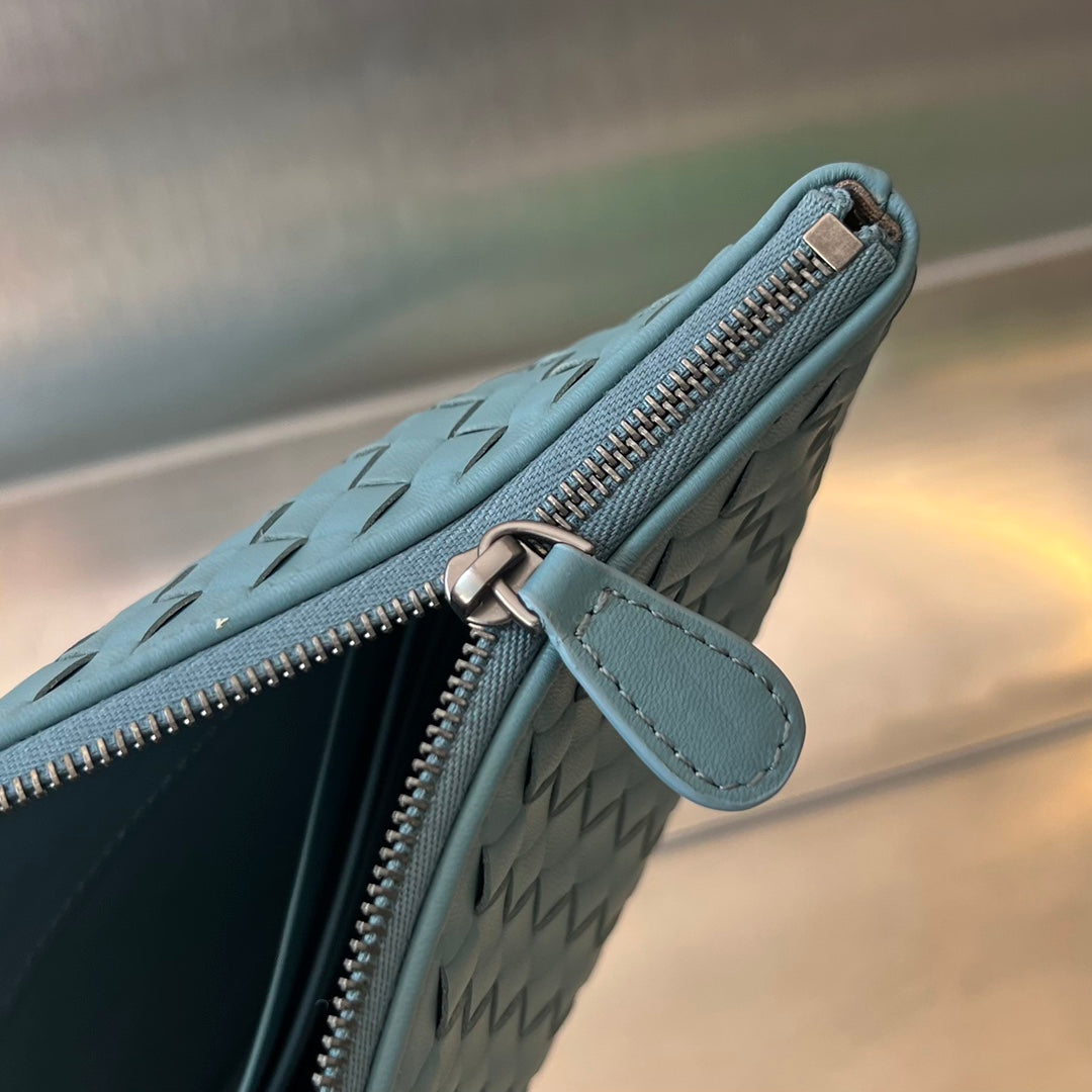 Bottega Veneta INTRECCIATO 30 IN SKY BLUE LAMBSKIN