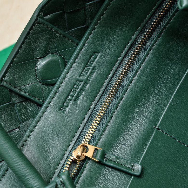 Bottega Veneta bv medium andiamo 32 dark green lambskin