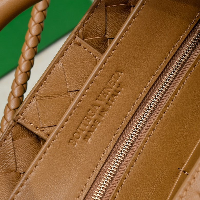 Bottega Veneta bv medium andiamo 32 brown lambskin