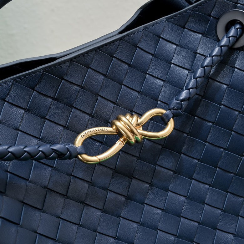 Bottega Veneta bv medium andiamo 32 dark blue lambskin