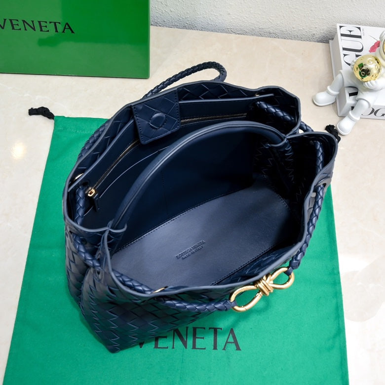 Bottega Veneta bv medium andiamo 32 dark blue lambskin