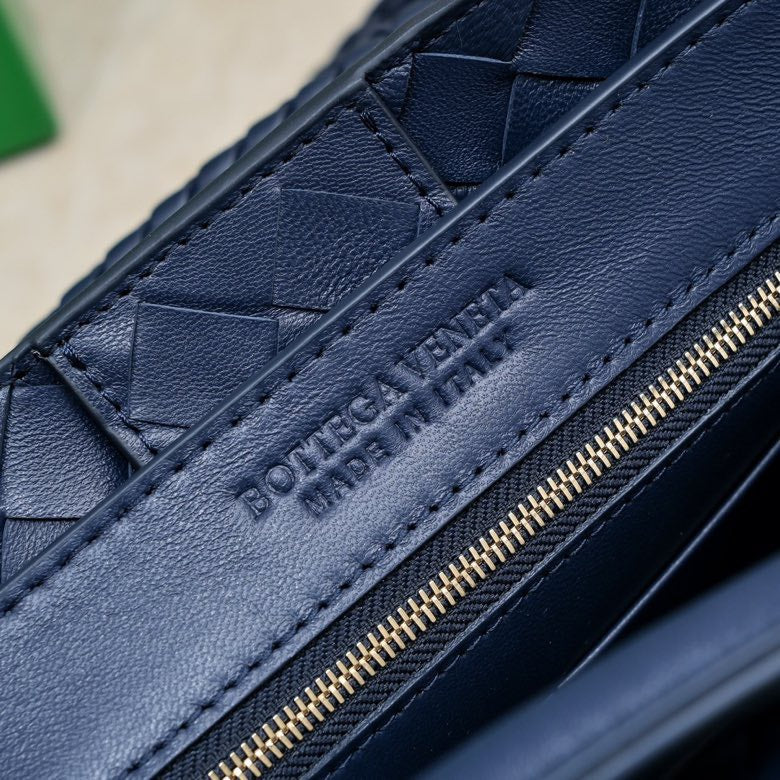 Bottega Veneta bv medium andiamo 32 dark blue lambskin