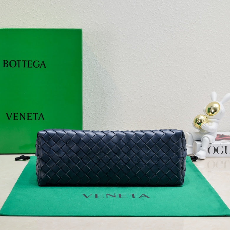 Bottega Veneta bv medium andiamo 32 dark blue lambskin
