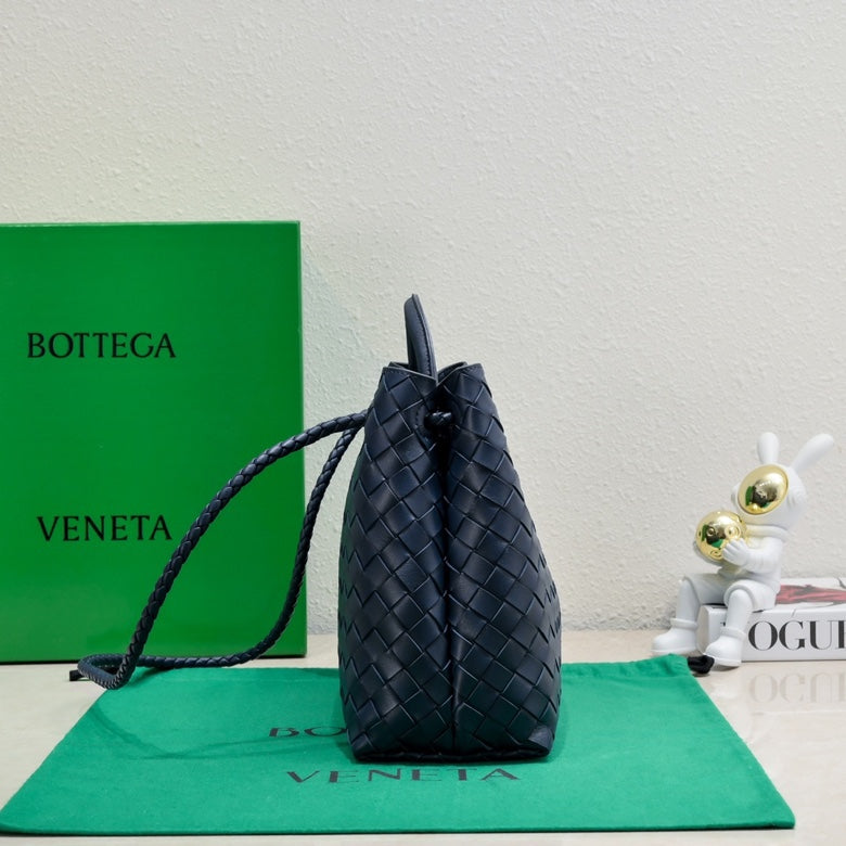 Bottega Veneta bv medium andiamo 32 dark blue lambskin