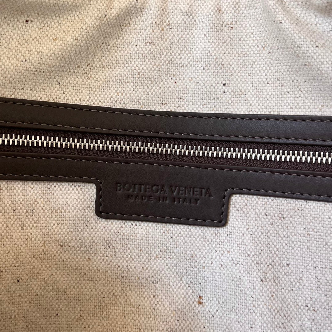 Bottega Veneta LARGE INTRECCIATO 40 BRIEFCASE IN LIGHT BROWN MIX DARK GREEN CALFSKIN