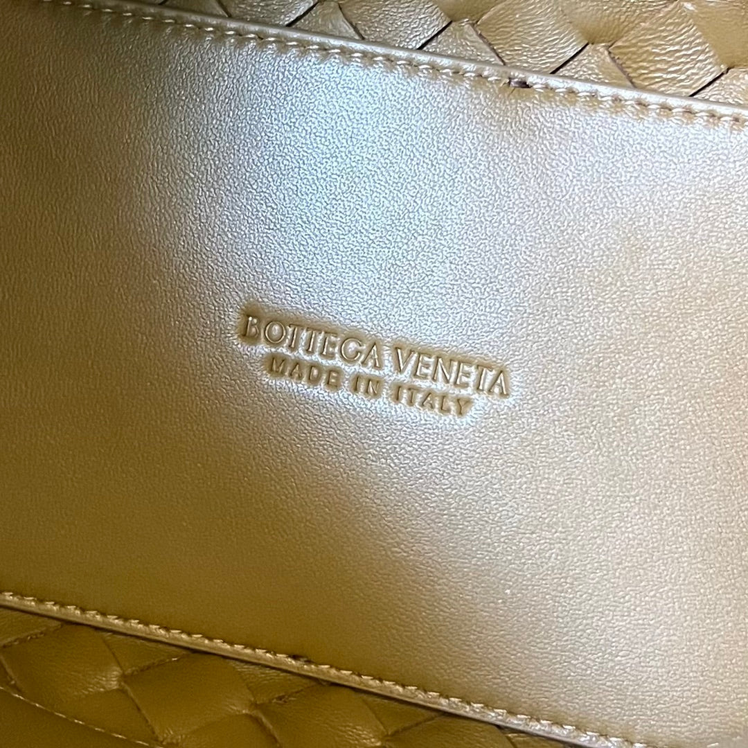 Bottega Veneta bv medium andiamo 32 brown suede