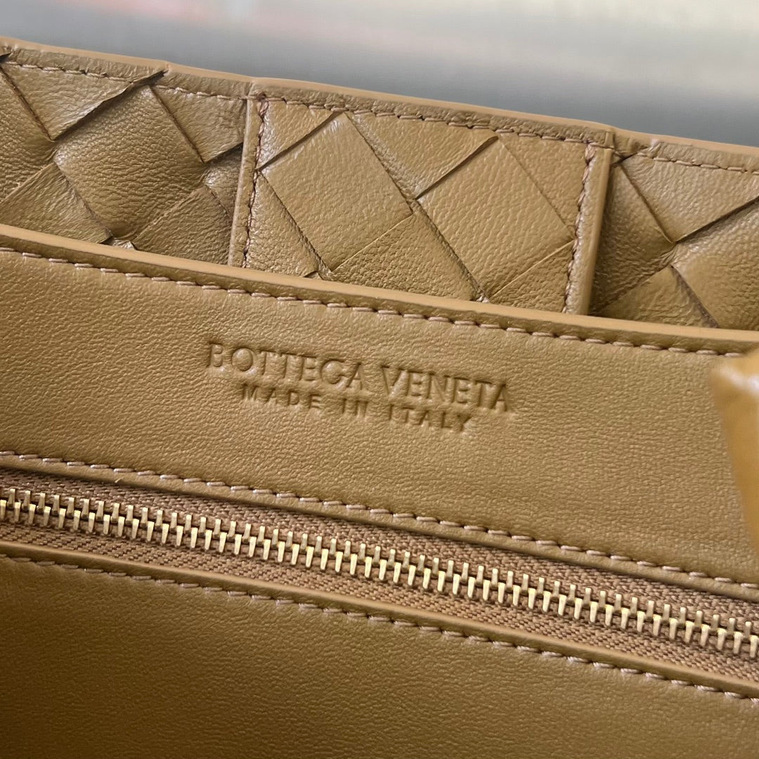 Bottega Veneta bv medium andiamo 32 brown suede