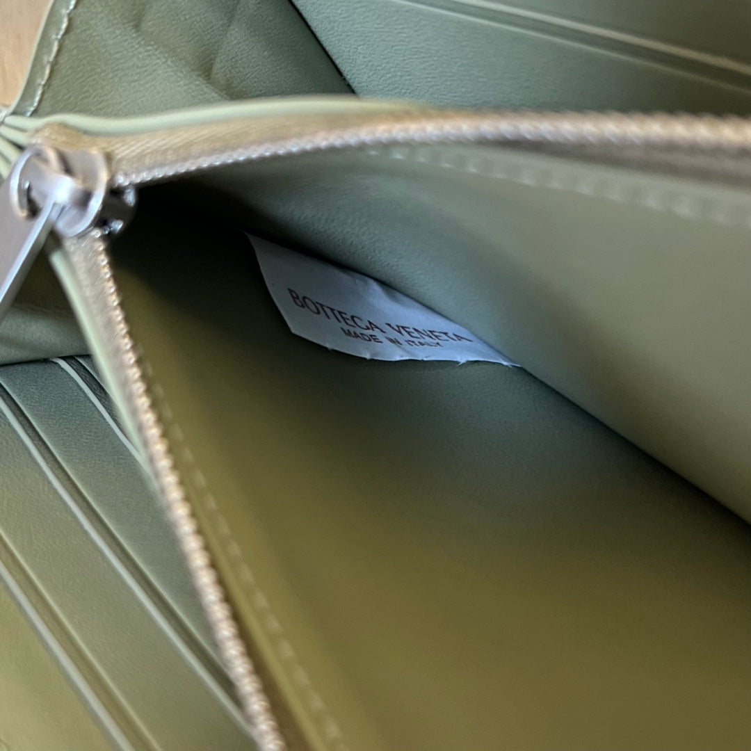 Bottega Veneta INTRECCIATO 19 WALLET IN BLACK CALFSKIN