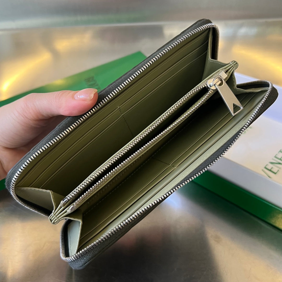 Bottega Veneta INTRECCIATO 19 WALLET IN BLACK CALFSKIN