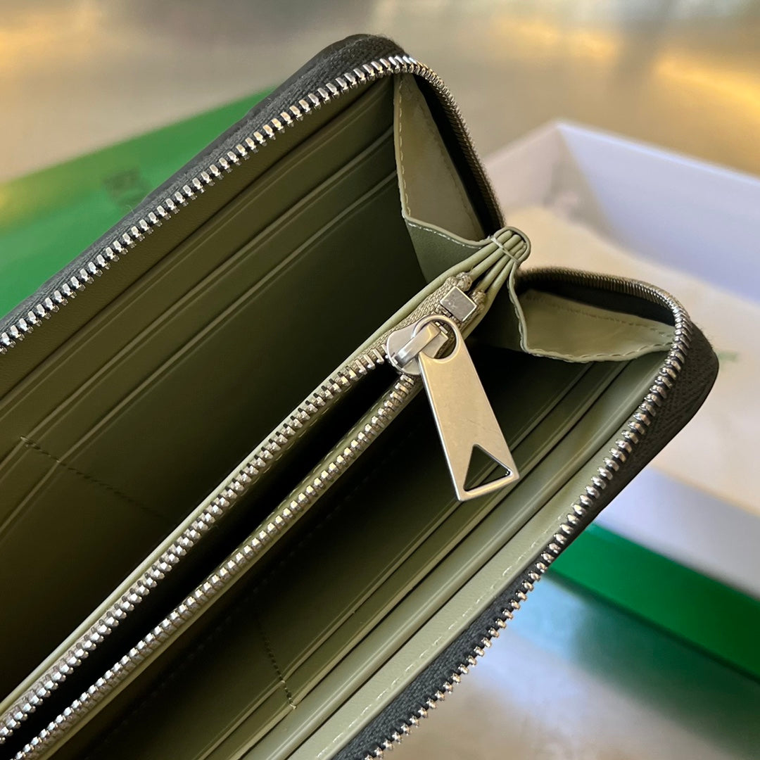 Bottega Veneta INTRECCIATO 19 WALLET IN BLACK CALFSKIN