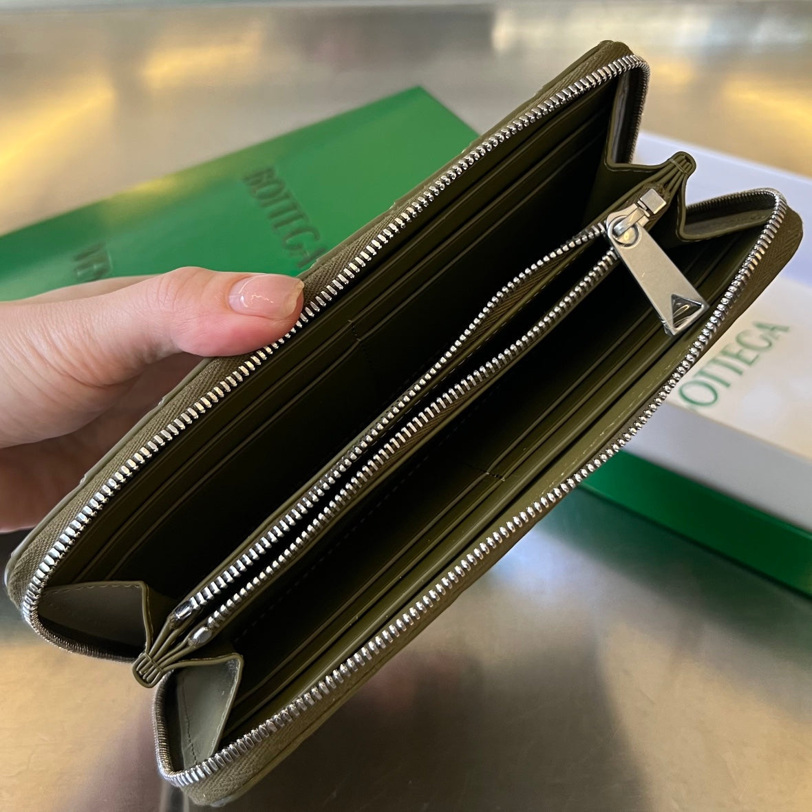Bottega Veneta INTRECCIATO 19 WALLET IN OLIVE GREEN CALFSKIN