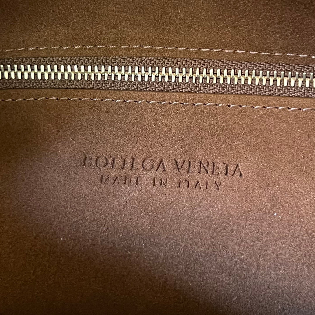 Bottega Veneta SMALL HOP 40 IN CARAMEL BROWN LAMBSKIN