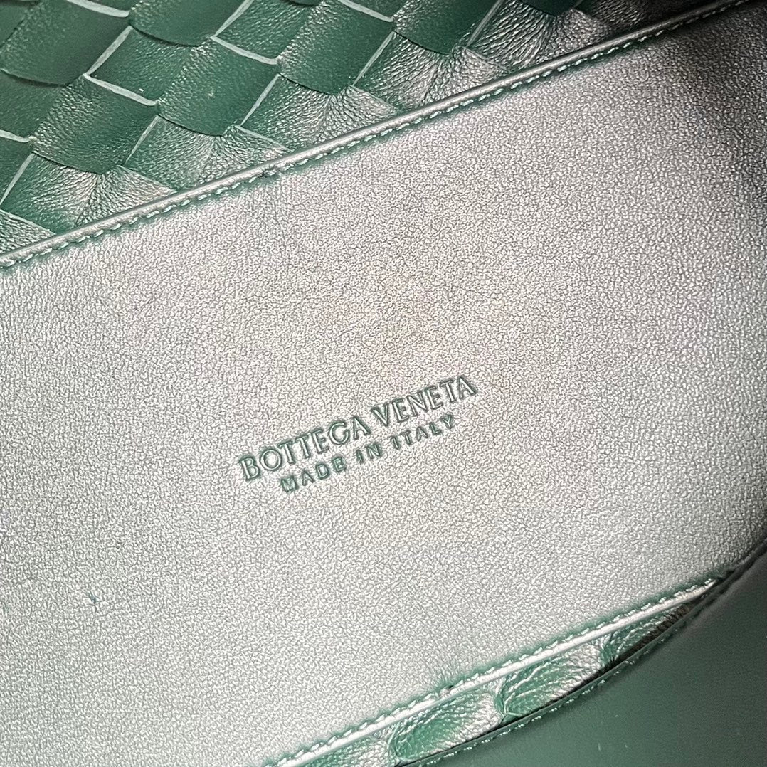 Bottega Veneta bv medium andiamo 32 castleton green lambskin