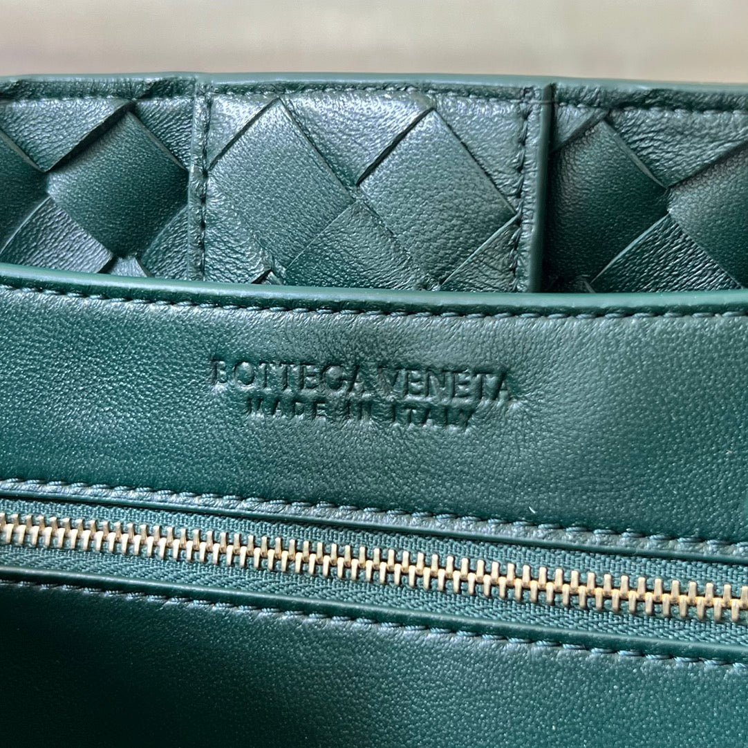Bottega Veneta bv medium andiamo 32 castleton green lambskin
