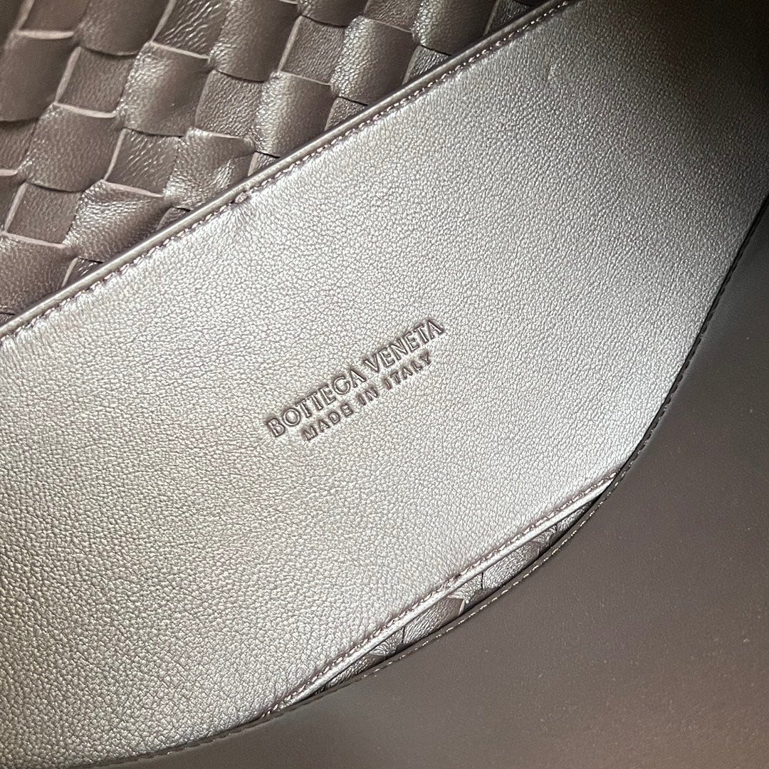Bottega Veneta bv medium andiamo 32 chocolate lambskin