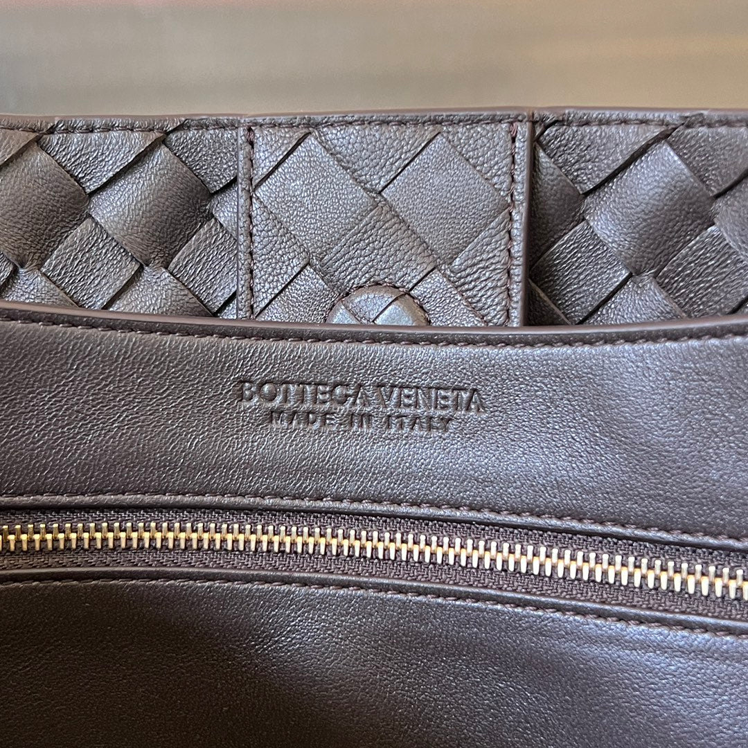 Bottega Veneta bv medium andiamo 32 chocolate lambskin