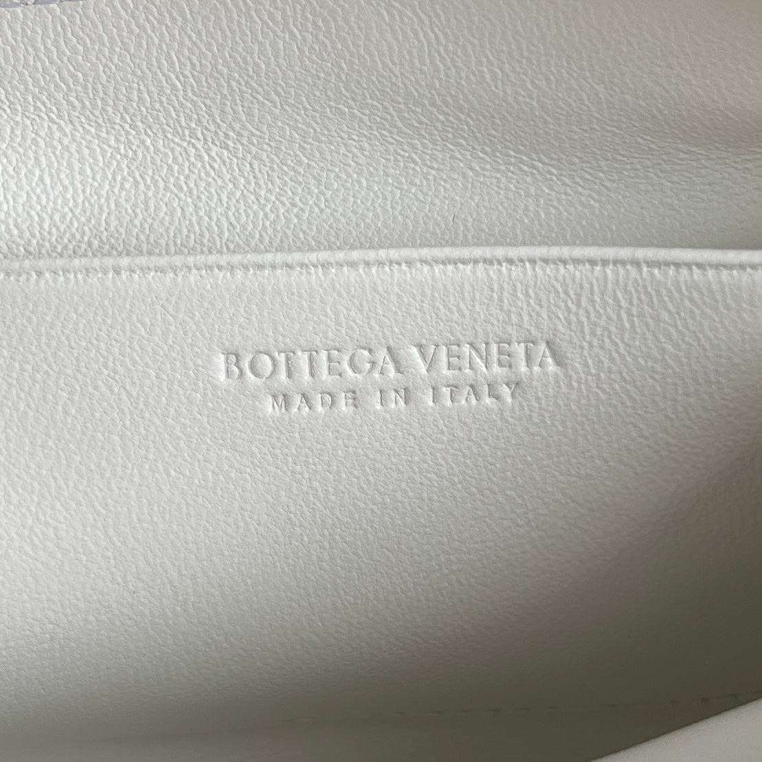Bottega Veneta INTRECCIATO 16 BAG IN WHITE MIX RED LAMBSKIN