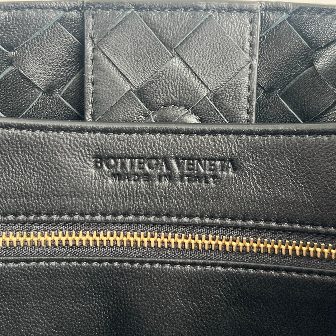 Bottega Veneta bv medium andiamo 32 black lambskin