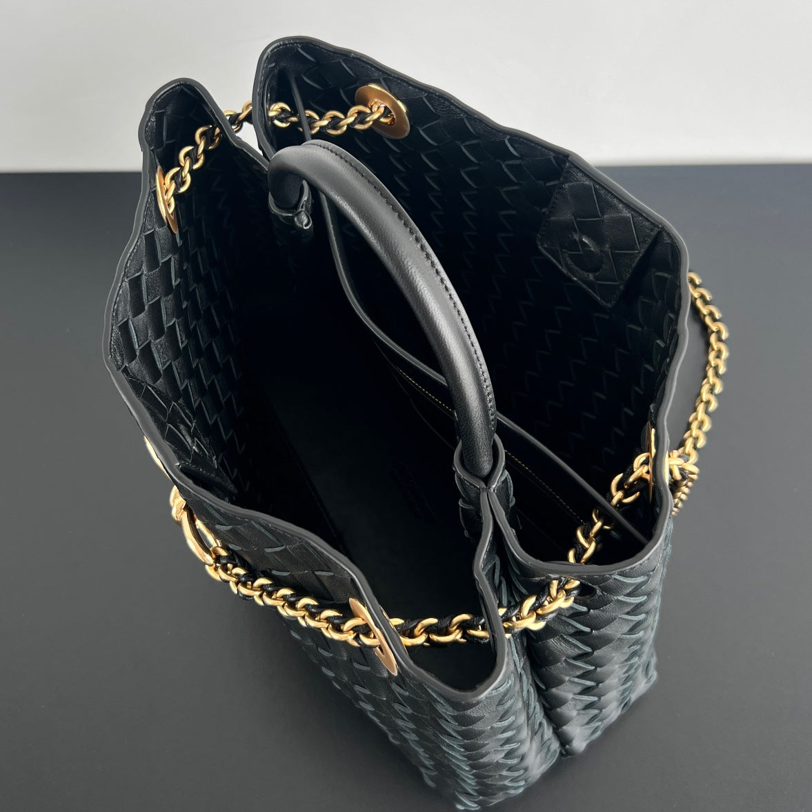 Bottega Veneta bv medium andiamo 32 black lambskin