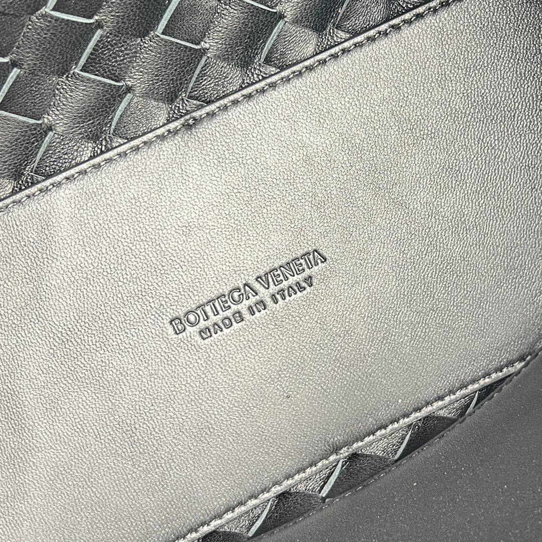 Bottega Veneta bv medium andiamo 32 black lambskin