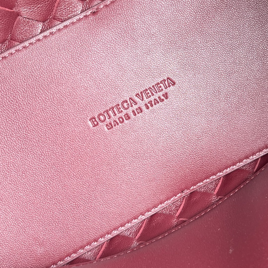 Bottega Veneta bv medium andiamo 32 burgundy lambskin