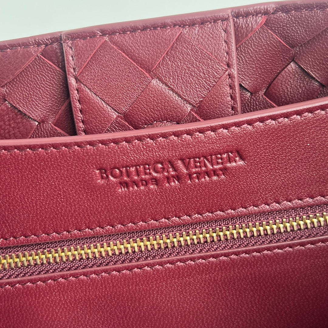 Bottega Veneta bv medium andiamo 32 burgundy lambskin