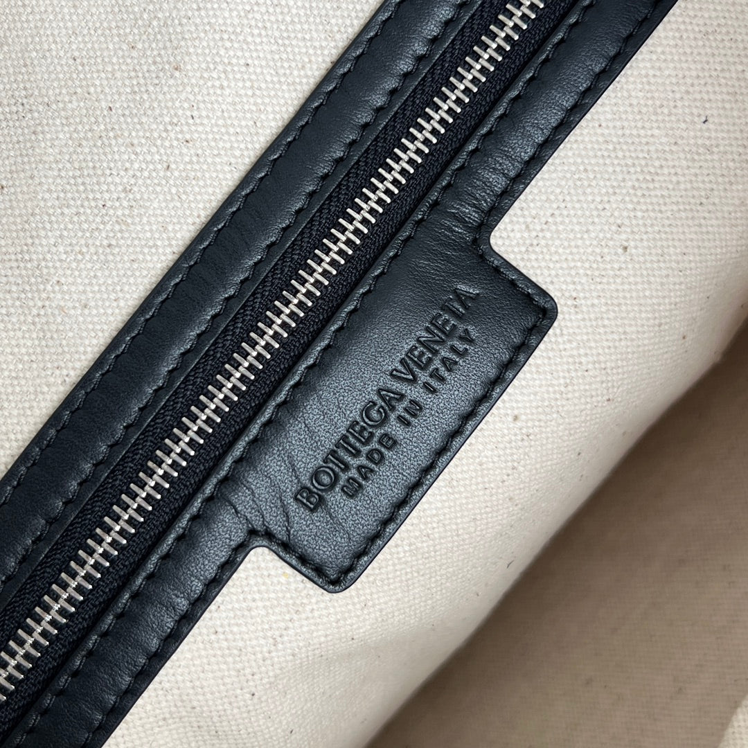 Bottega Veneta LARGE GETAWAY 39 WEEKENDER IN BLACK CALFSKIN