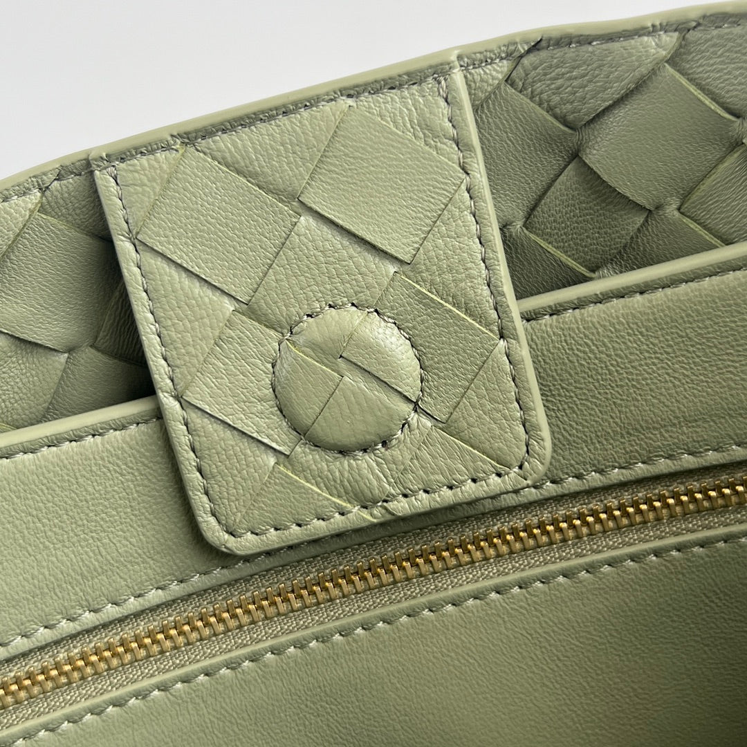 Bottega Veneta bv medium andiamo 32 light green lambskin