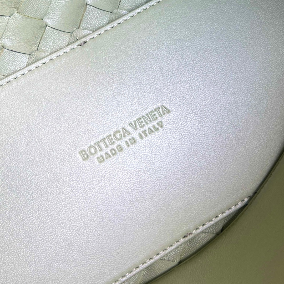 Bottega Veneta bv medium andiamo 32 light green lambskin
