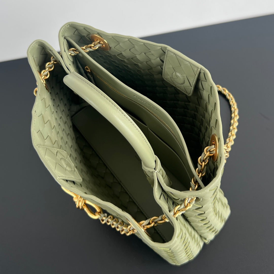 Bottega Veneta bv medium andiamo 32 light green lambskin